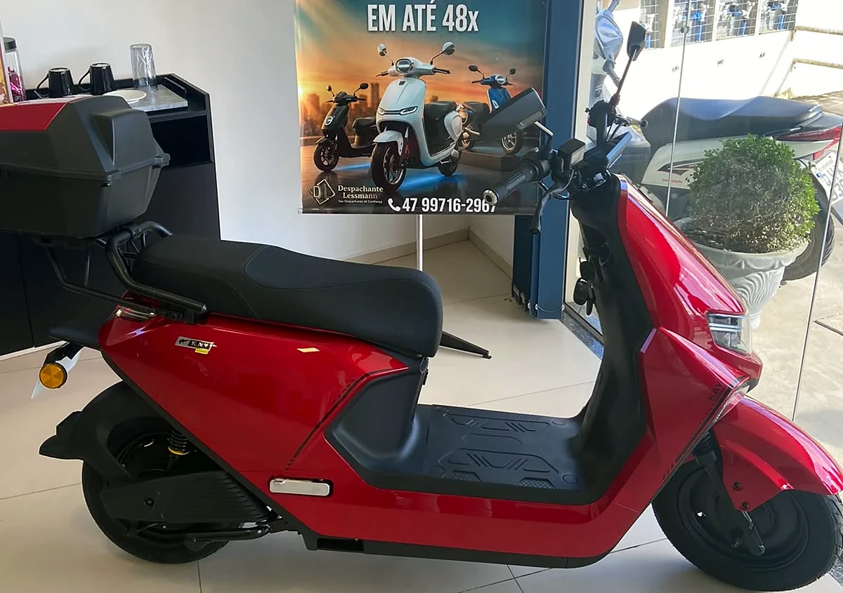 Scooter elétrica NXT Kay vermelha com baú, na loja DL Mobilidade em Schroeder