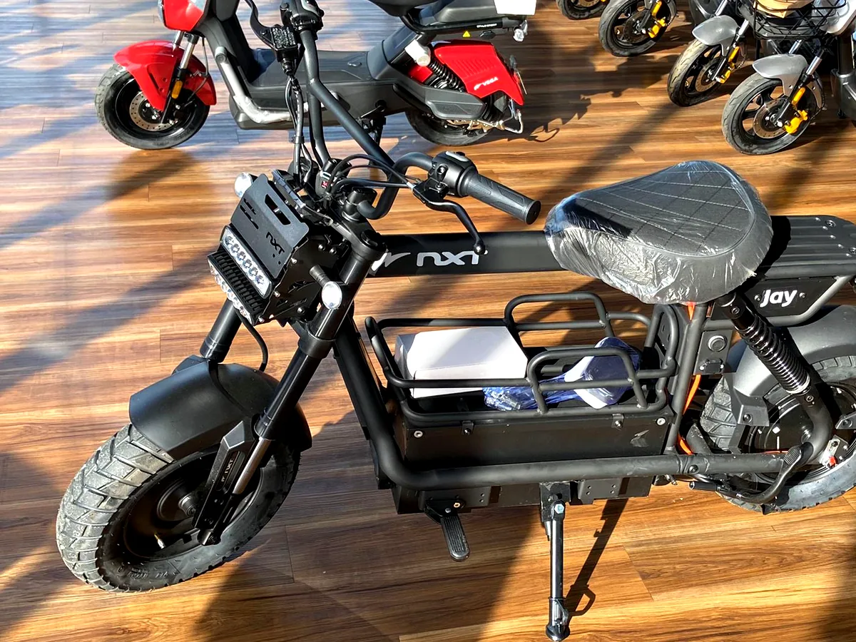 Scooter elétrica NXT Jay, visual de moto retrô com pneu largo